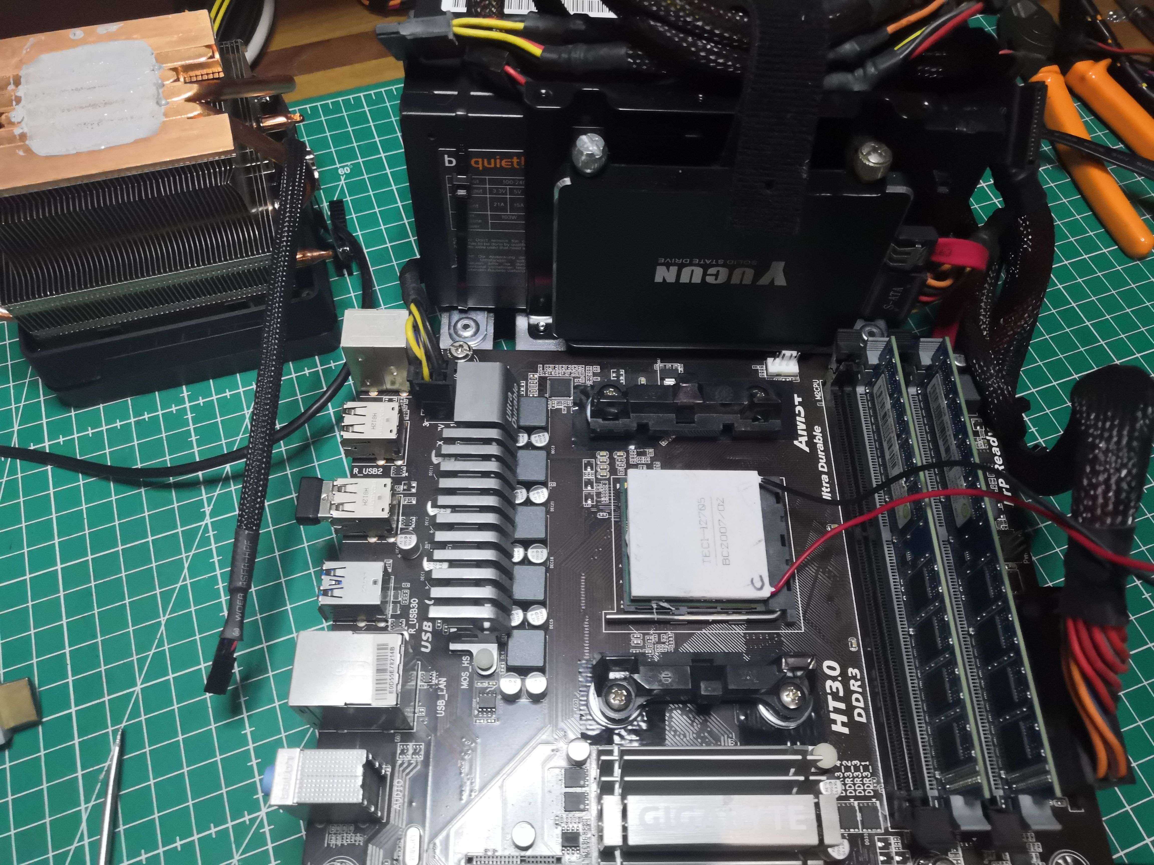 The Peltier cell mounted on the FX-6300 IHS, cold side down