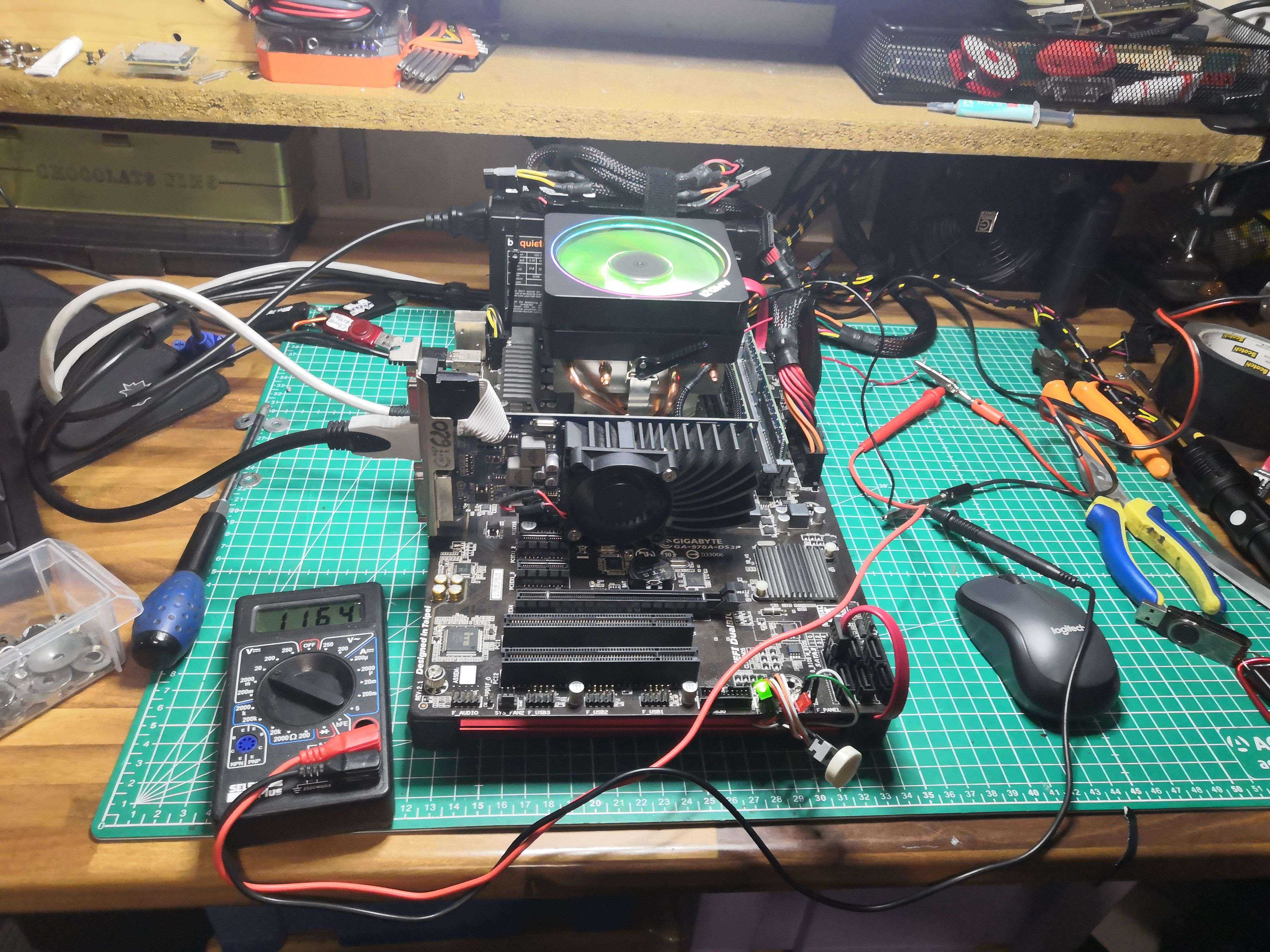 Overview of the bench in operation with the multimeter