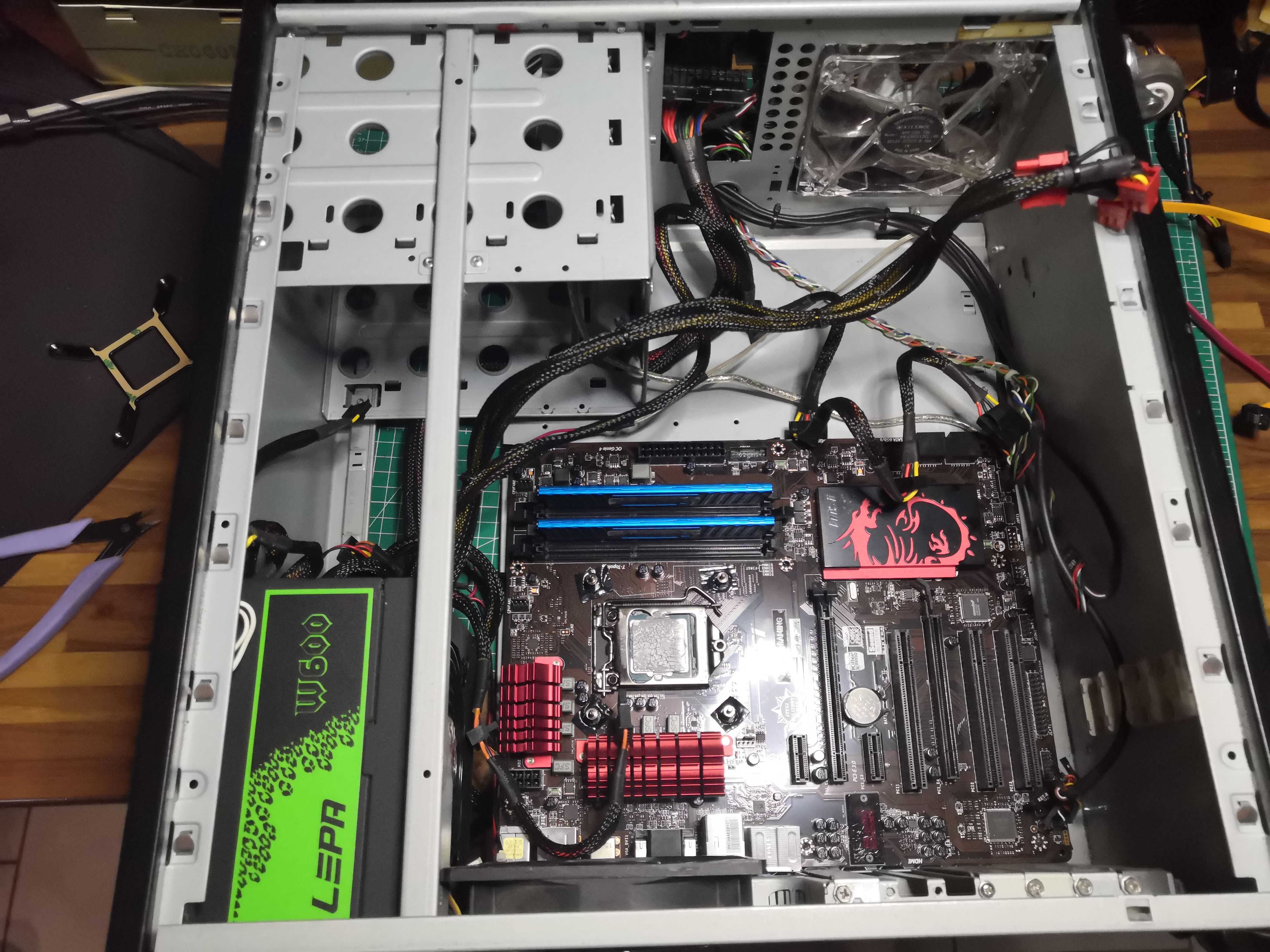 Overview of the build – MSI B85-G43, LEPA W600, and no room for an AIO