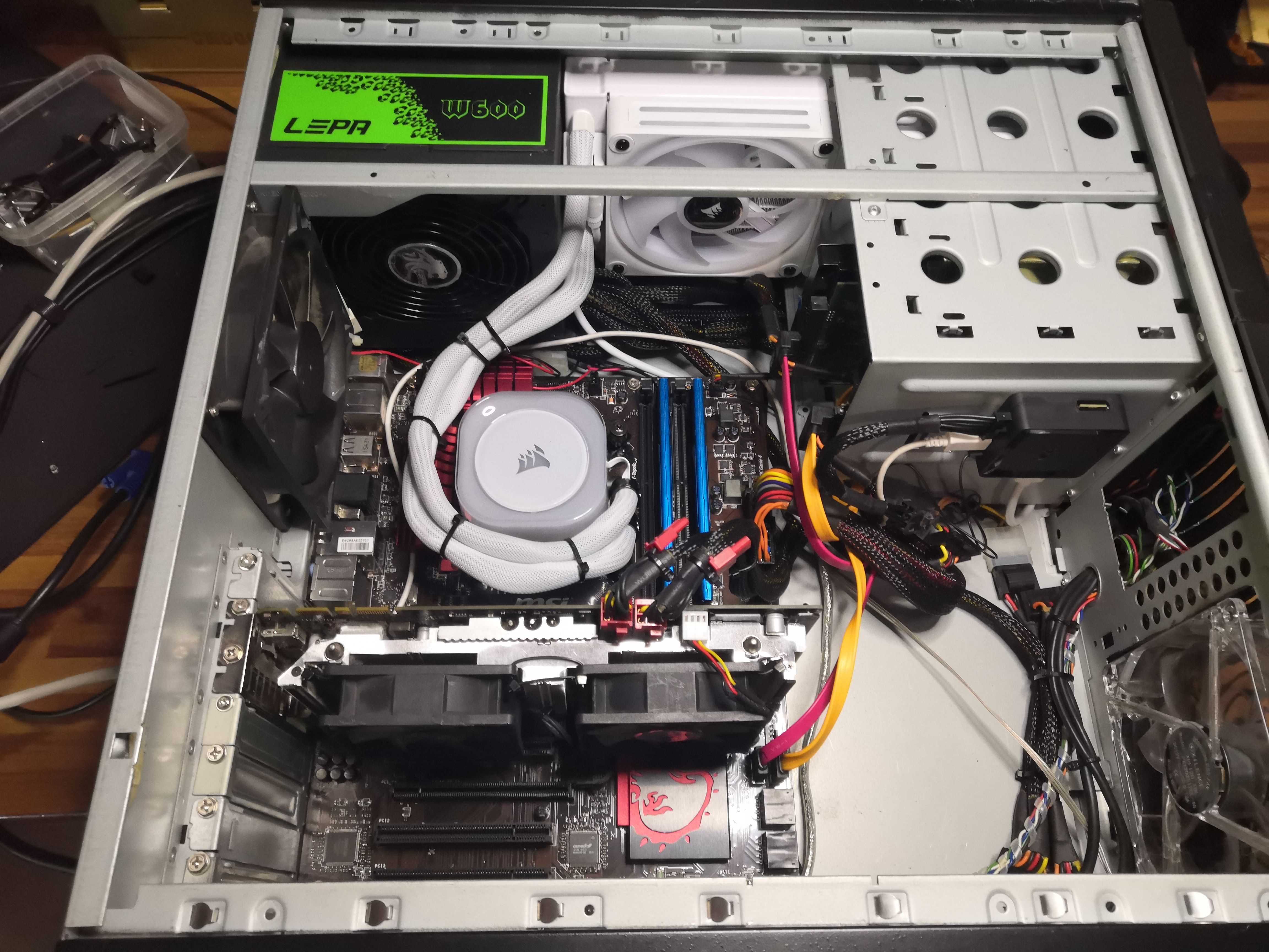 Final interior view – H100i in place, pump on CPU, wiring in place